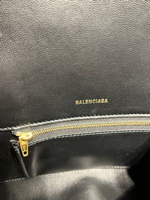 gilt fake balenciaga